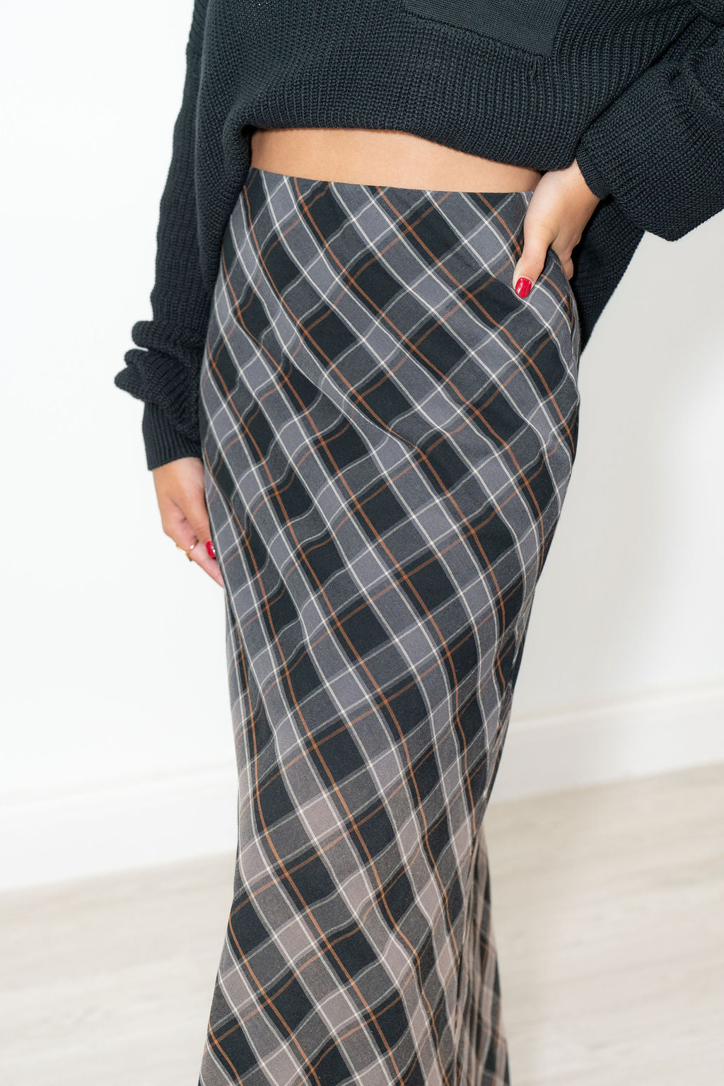 PLAID & POISE SKIRT*